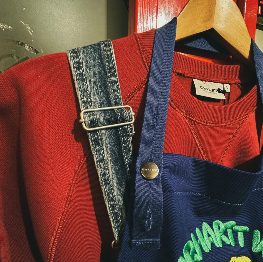 Look Vintage Sweat Rouge Salopette Bleue Detail Kaki Crazy Station